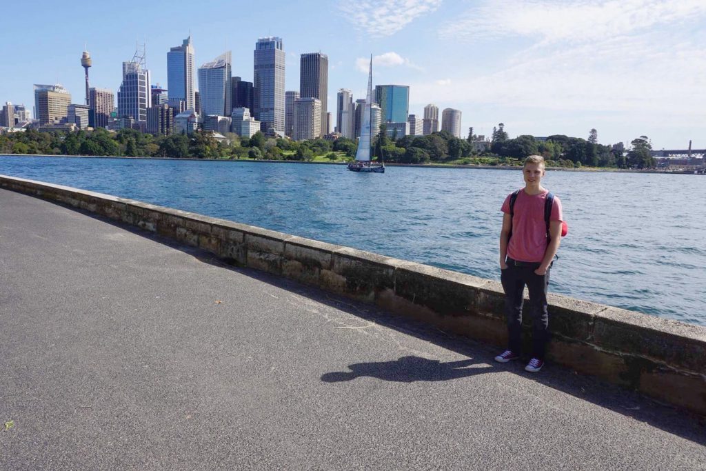 Ich vor der Skyline Sydneys