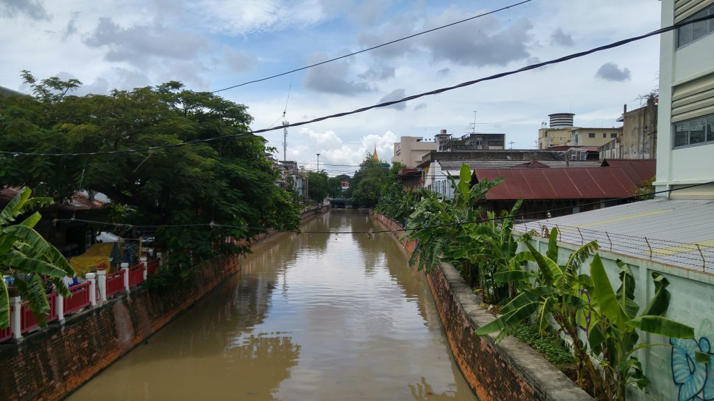 Fluss hinter dem Hotel