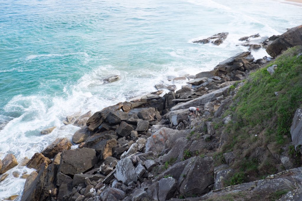 Ich, am klettern auf den Felsen auf der nördlichen Seite von Palm Beach