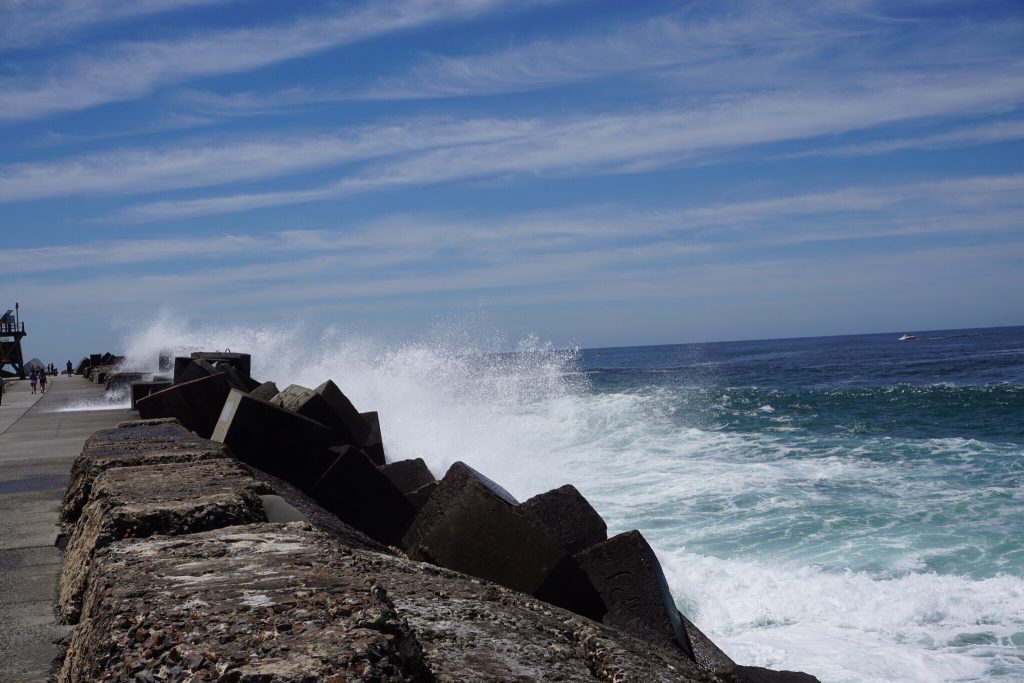 Toll zu sehen mit was für einer Wucht die riesigen Wellen gegen die Steine prallten