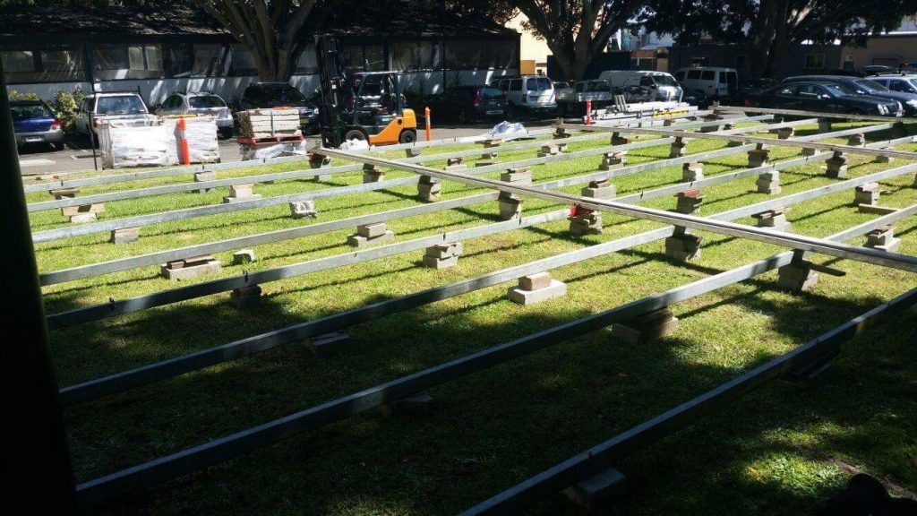 Dann mit Wasserwaage und Holzplatten alles gerade gemacht