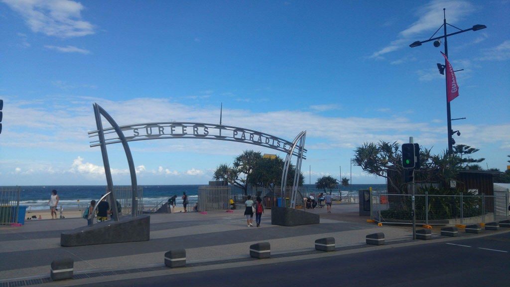 Eingang zum Strand in Surfers Paradise mitten in der Innenstadt 