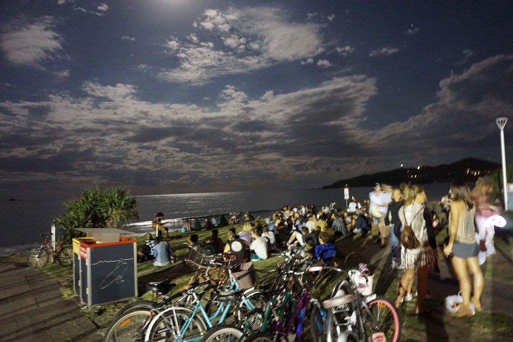 So gut wie jeden Abend sammeln sich Backpacker vor dem Strand und genießen den Abend bei Live Musik
