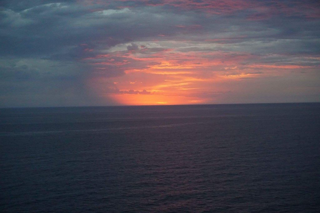 Der wolkige Sonnenaufgang 