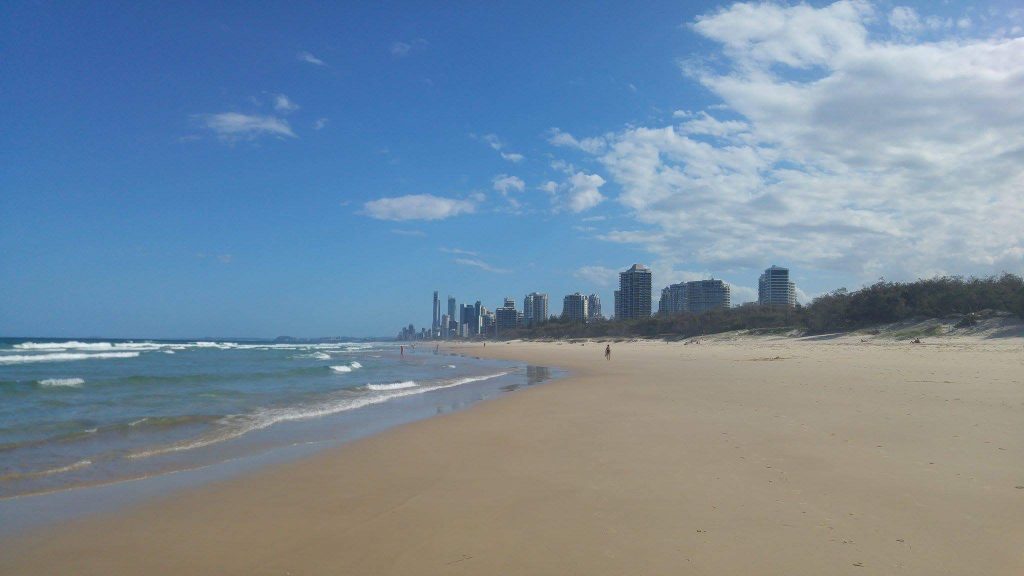 Surfers Paradise, im Hintergrund ist die Skyline zu sehen