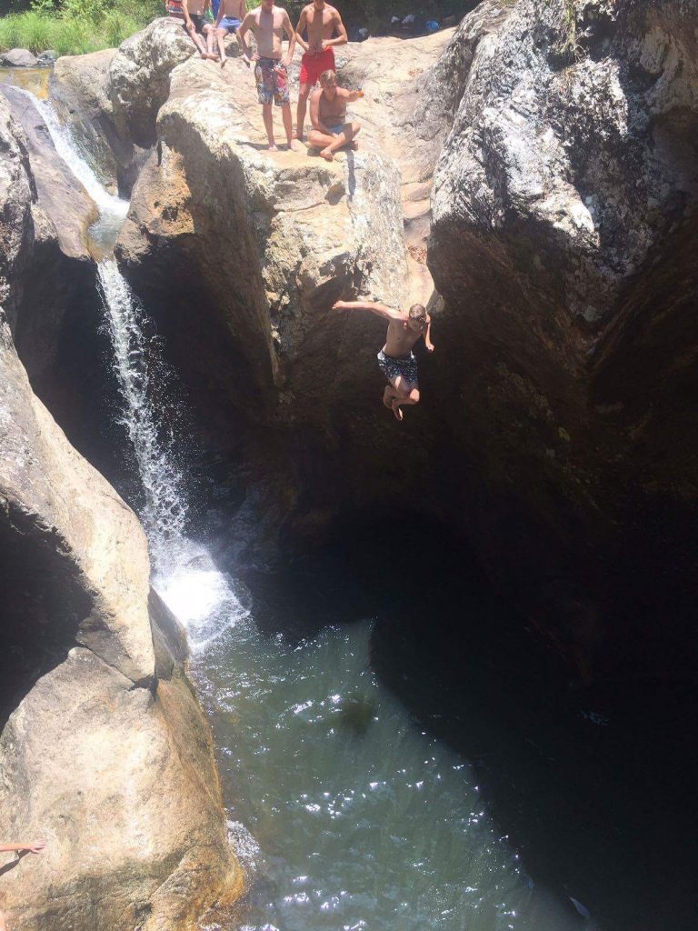 Ich, beim springen in den Killarney Glenn Pool. Um die 10 Meter 