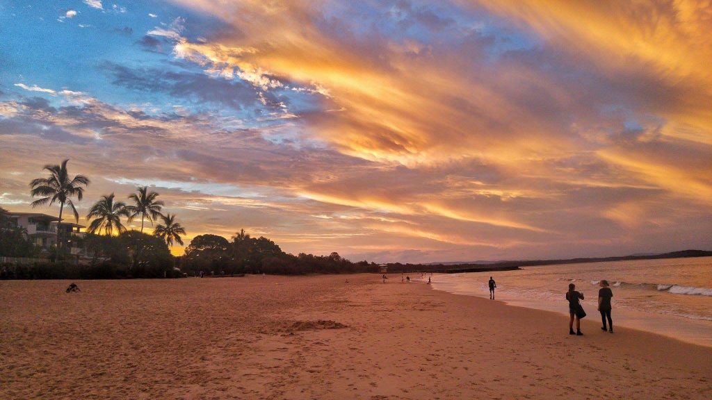 Am ersten Abend gab es einen wunderschönen Sonnenuntergang in Noosa. Der Strand war nur 3 Minuten vom Hostel entfernt 