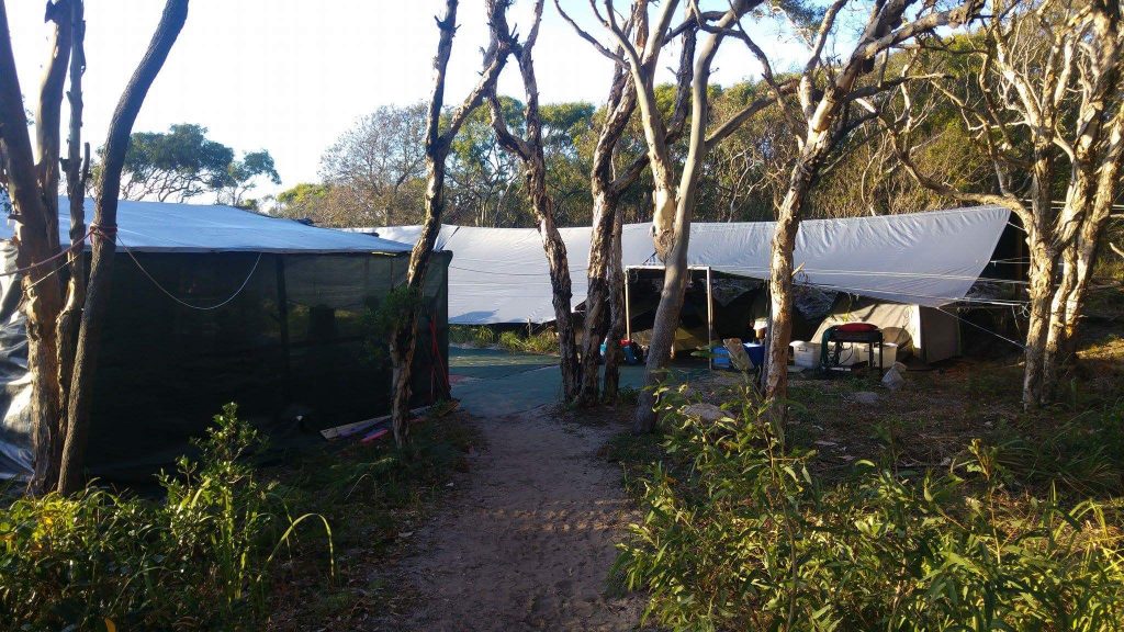 Unser Camp, rechts die Zelte, links die Küche mit Sitzmöglichkeiten 