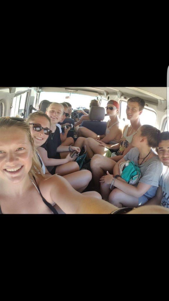 Zusammengequetscht mit schwizenden Leuten, ich bin hinten mit der roten Kappe