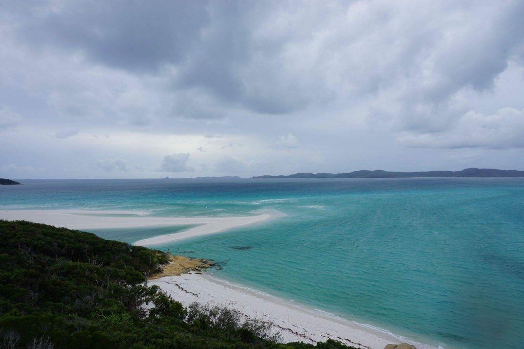 Hier sieht man mal wie schlecht das Wetter war. Das ist übrigens Whitehaven Beach, der zweit weisseste Strand der Welt. Wirkte bei dem Licht leider nicht so weiß...