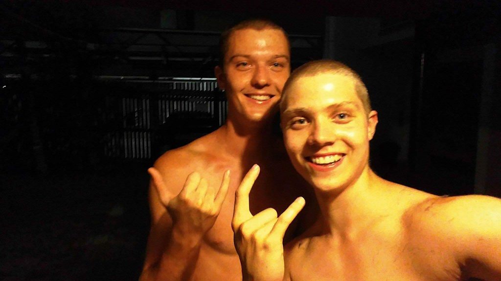 Zwei hässliche Vögel ohne Haare 