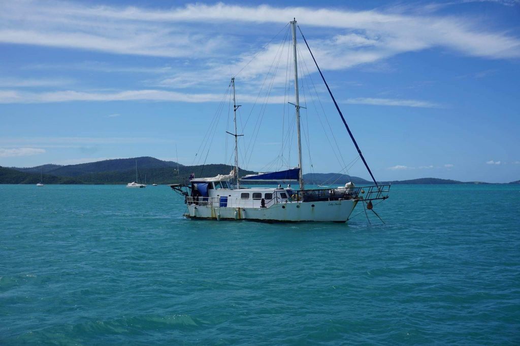 Beim Verlassen des Hafens in Airlie Beach 